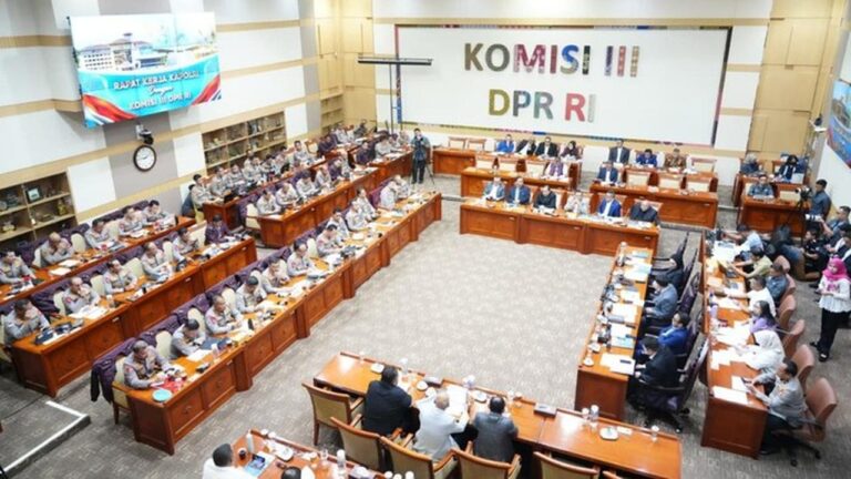 DPR Sepakat Polri Tetap di Bawah Presiden, Tolak Bentuk Kementerian