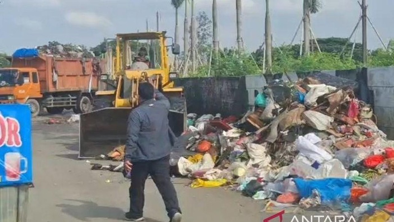 Alat Berat Sudin Lingkungan Hidup Jakbar Mengangkut Sampah Pascabanjir Di Jalan Inspeksi Kali Mookervaart (antara/risky Syukur)