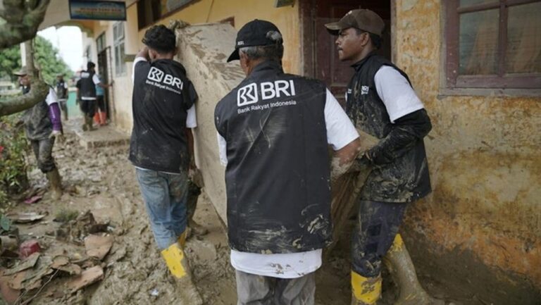 70 Relawan BRI Peduli Bersih-bersih Sekolah di Aceh Tamiang Pascabencana