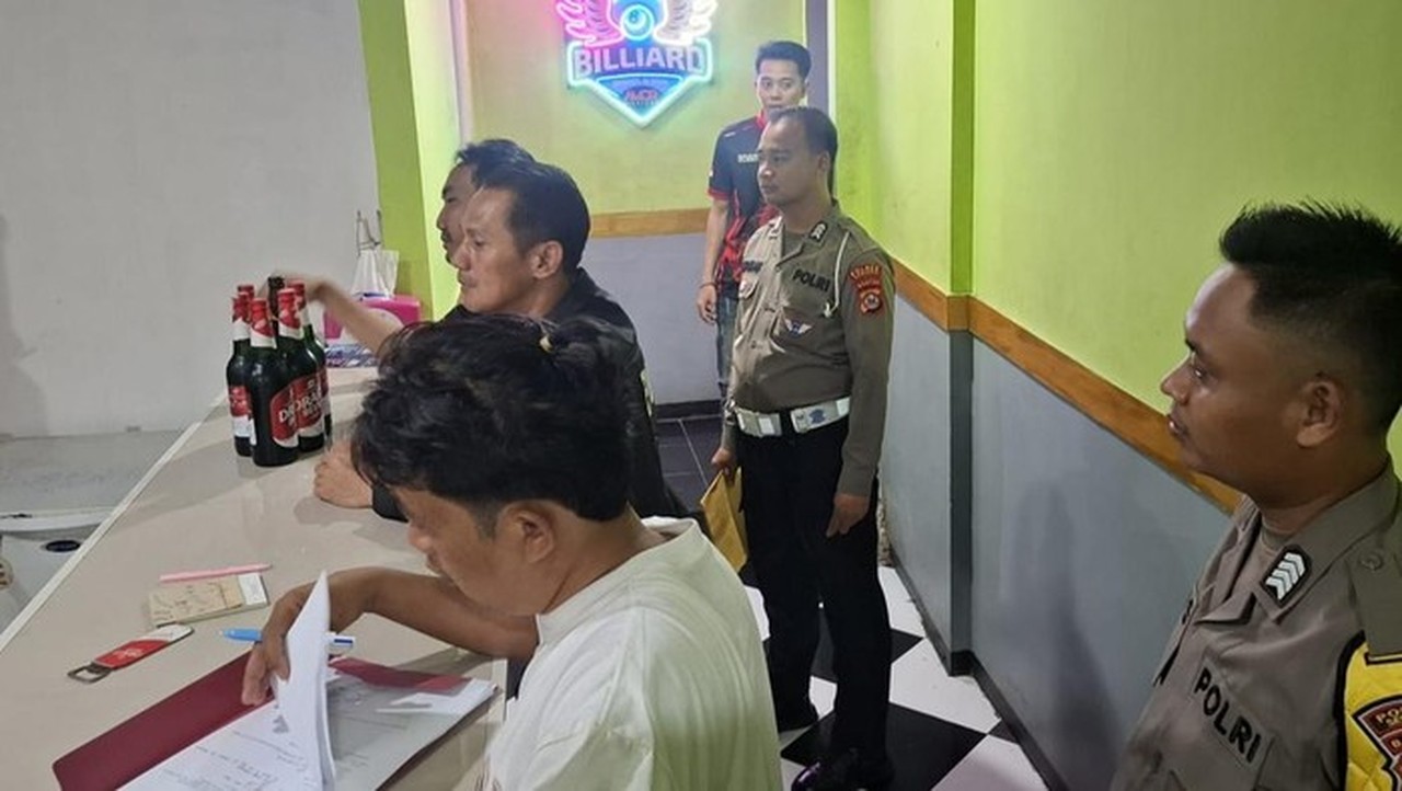 Polres Serang Sita Ratusan Botol Miras dalam Operasi Pekat di Tempat Karaoke dan Warung