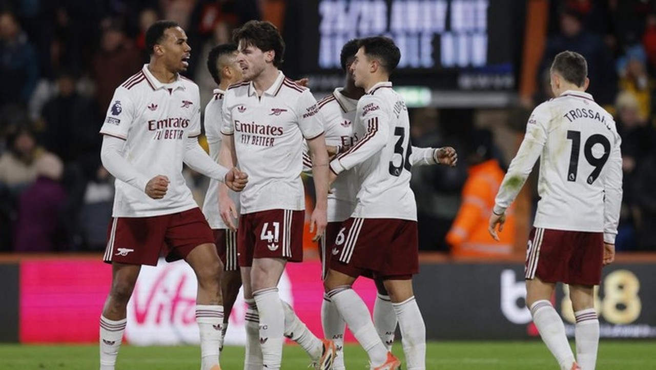 Arsenal Terancam Manchester City, Gary Neville Ingatkan Potensi Pep Guardiola