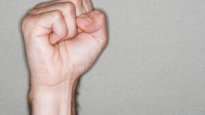 Aksi Arogan Pengendara Motor Merokok Sambil Bawa Bayi di Palmerah Berujung Pukulan