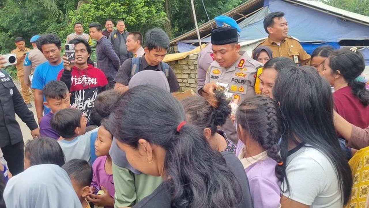 Kapolres Serang Tinjau Banjir Binuang, Beri Bantuan dan Trauma Healing untuk Warga Kapolres Serang Tinjau Banjir Binuang, Beri Bantuan dan Trauma Healing untuk Warga
