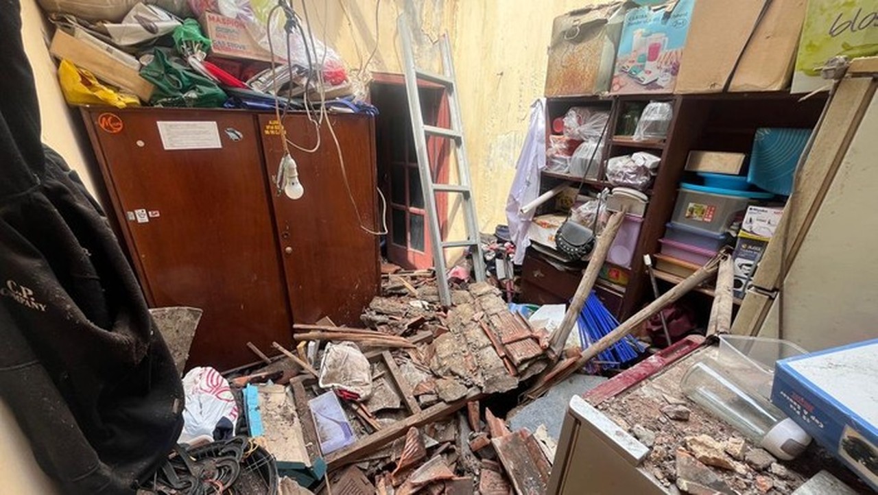 Atap Rumah Warga Bogor Ambruk Akibat Hujan Deras, Satu Keluarga Diungsikan