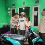 Kapolres Depok Beri Bantuan Motor dan Modal Usaha kepada Penjual Es Kue Viral