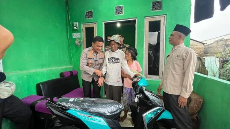Kapolres Depok Beri Bantuan Motor dan Modal Usaha kepada Penjual Es Kue Viral