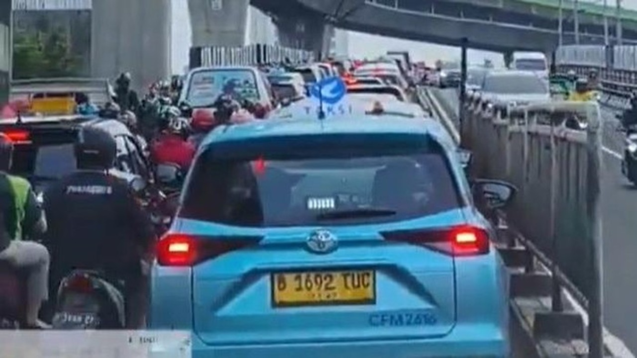 Mobil Listrik Mogok di Flyover Kebayoran Lama, Lalin Ciledug-Pakubuwono Tersendat