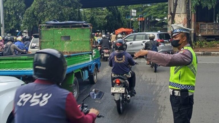 Kemacetan Parah di Cawang Akibat Proyek Galian dan Volume Kendaraan Tinggi Kemacetan Parah di Cawang Akibat Proyek Galian dan Volume Kendaraan Tinggi