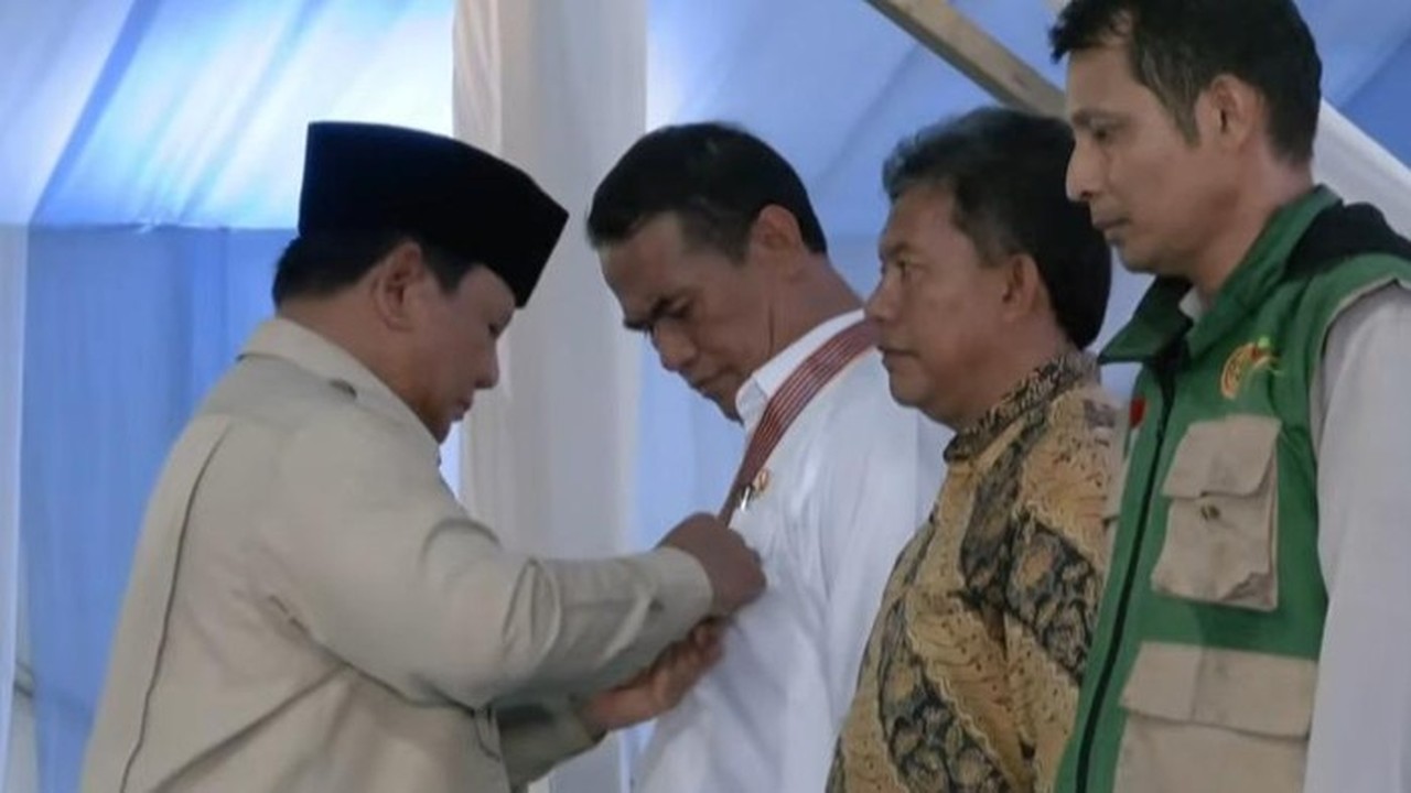 Prabowo Anugerahkan Bintang Jasa kepada Mentan Amran, Petani, hingga Kapolres Prabowo Anugerahkan Bintang Jasa kepada Mentan Amran, Petani, hingga Kapolres