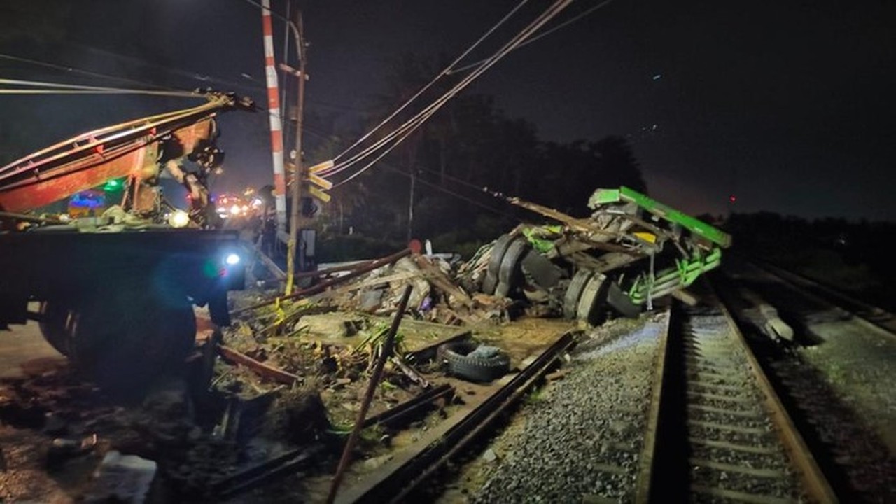 Truk Vs Kereta Gejayana di Kebumen: Sopir Tewas, Jalur Kereta Terganggu