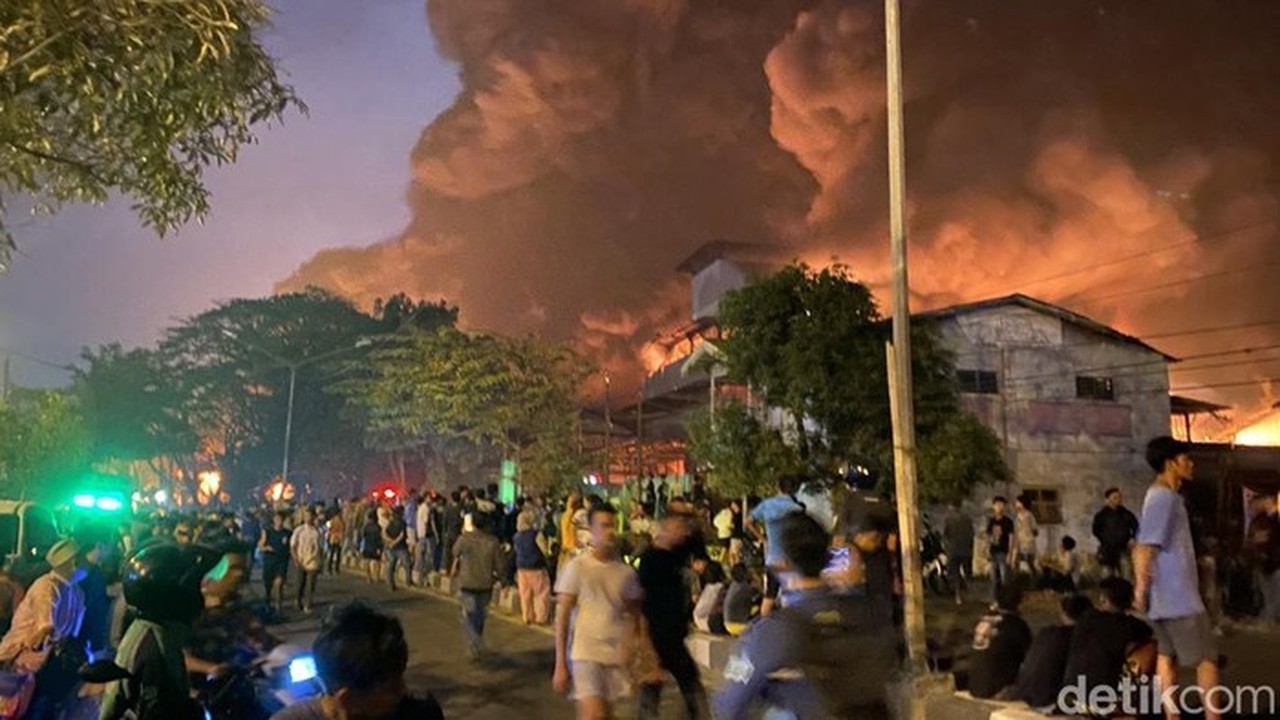 Api Lalap Pabrik Sandal di Medan, Diduga Berawal dari Gudang Bahan Baku