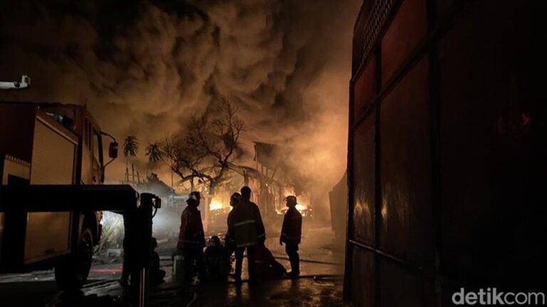 Kebakaran Hebat Landa Pabrik Sandal di Medan, Api Mengamuk Selama 6 Jam Belum Terpadam Kebakaran Hebat Landa Pabrik Sandal di Medan, Api Mengamuk Selama 6 Jam Belum Terpadam