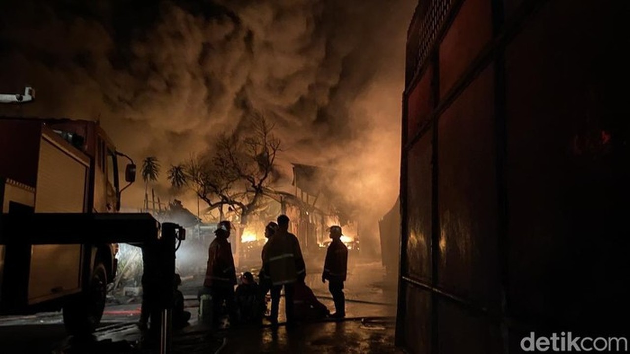 Kebakaran Hebat Landa Pabrik Sandal di Medan, Api Mengamuk Selama 6 Jam Belum Terpadam