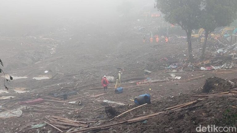 Longsor Cisarua: Tim SAR Lanjutkan Pencarian Korban di Tengah Kabut Tebal Longsor Cisarua: Tim SAR Lanjutkan Pencarian Korban di Tengah Kabut Tebal