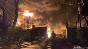 Kebakaran Pabrik Sandal Swallow di Medan: Api Mengamuk 13 Jam Belum Terpadam