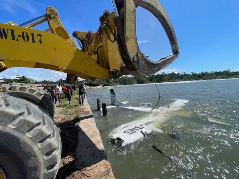 Bangkai Pesawat Smart Air yang Jatuh di Perairan Nabire Berhasil Dievakuasi ke Darat