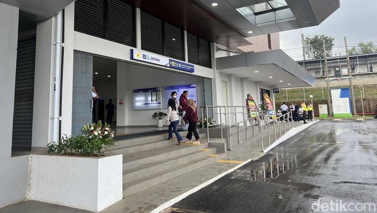 Stasiun KRL Jatake Beroperasi, Warga: Rasanya Seperti Mimpi Indah
