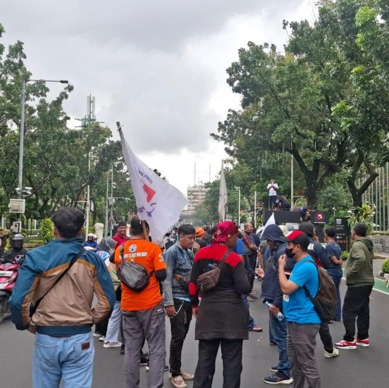 Buruh FSPMI Demo di Balai Kota DKI Jakarta, Tuntut Kenaikan UMP 2026 yang Lebih Layak