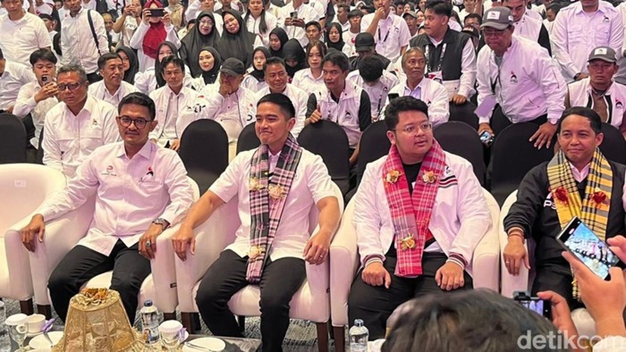 Kaesang Pangarep Tiba di Pelantikan PSI Sulsel, Disambut Meriah dengan Tarian Adat dan Sarung Sutra