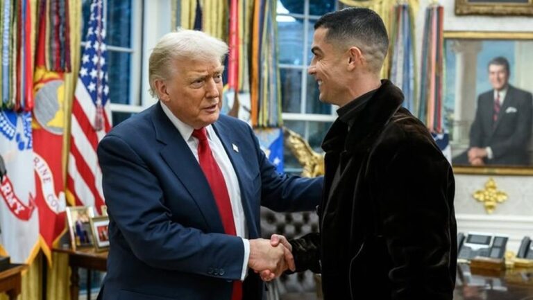 Donald Trump Pajang Foto Bersama Cristiano Ronaldo di Ruang Oval Gedung Putih Donald Trump Pajang Foto Bersama Cristiano Ronaldo di Ruang Oval Gedung Putih
