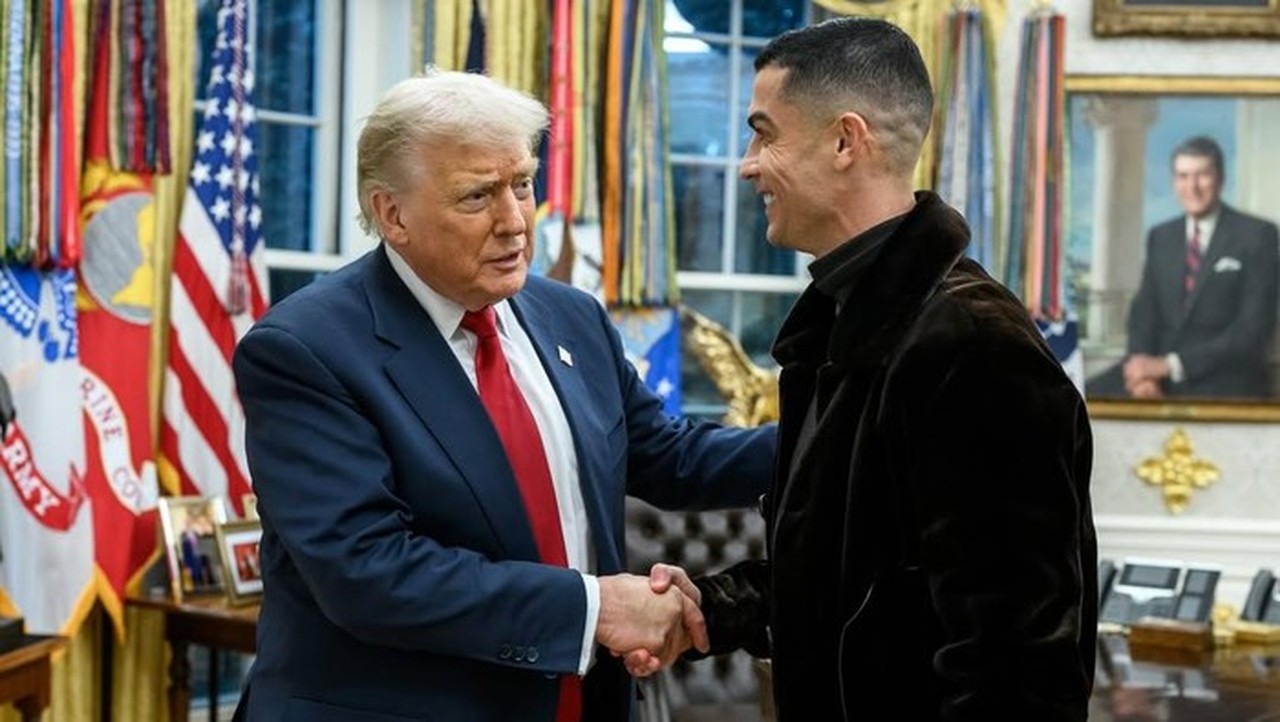 Donald Trump Pajang Foto Bersama Cristiano Ronaldo di Ruang Oval Gedung Putih