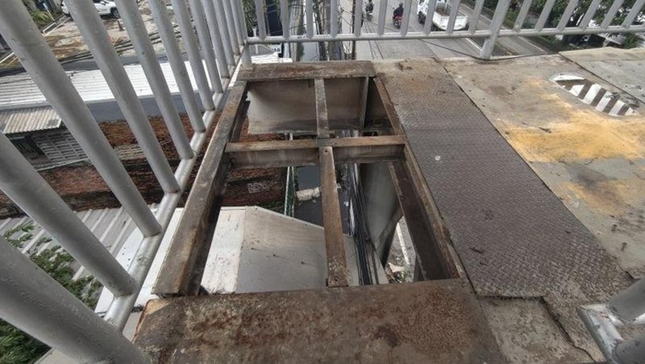 Pelat Besi JPO Daan Mogot Kembali Dicuri, Lantai JPO Bolong-bolong