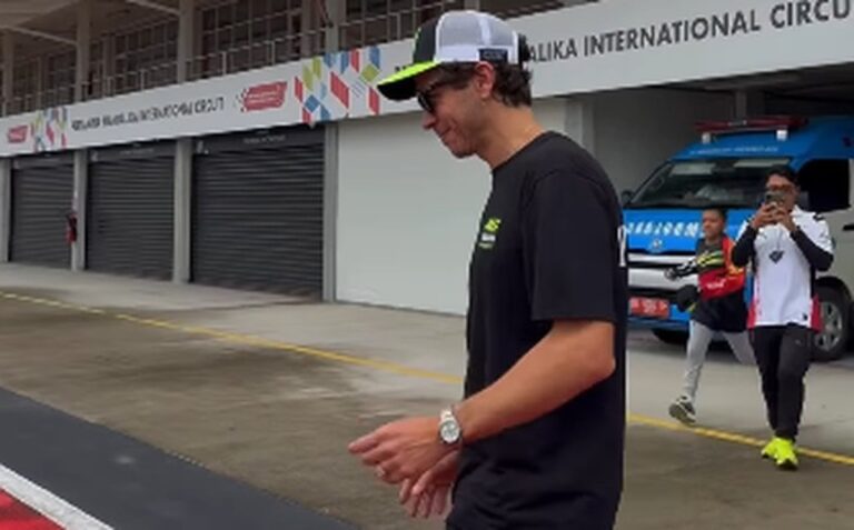 Hujan Sambut Kedatangan Valentino Rossi di Sirkuit Mandalika untuk Latihan Bersama Hujan Sambut Kedatangan Valentino Rossi di Sirkuit Mandalika untuk Latihan Bersama