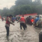 Banjir 40 Cm di Jalan DI Pandjaitan Jakarta Timur, Polisi Bantu Dorong Motor Mogok