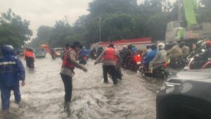 Banjir 40 Cm di Jalan DI Pandjaitan Jakarta Timur, Polisi Bantu Dorong Motor Mogok