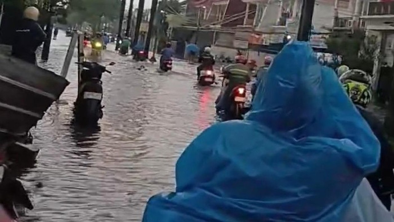 Hujan Deras, Bekasi Terendam Banjir di Sejumlah Titik, Ketinggian Air Capai 50 cm