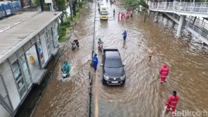 Banjir 30 Cm di Daan Mogot Jakbar Lumpuhkan Arus Lalu Lintas Pagi Ini