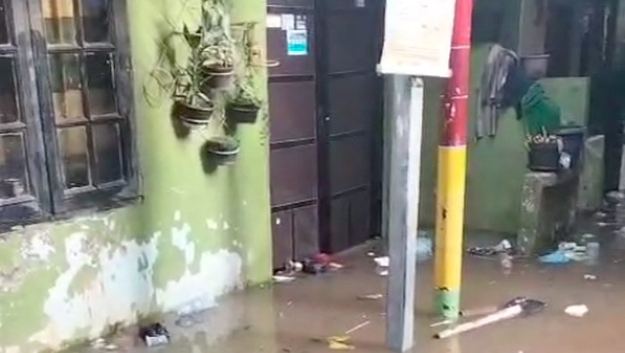 Banjir Kebon Pala Jaktim Capai 135 Cm, Warga Bertahan di Lantai Dua