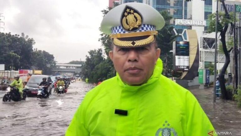 Banjir Rendam Jalan DI Panjaitan Jakarta Timur, Contraflow Diberlakukan untuk Motor