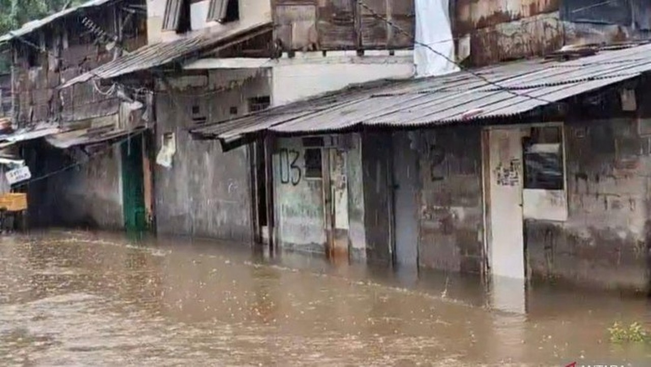 Banjir Melanda Permukiman Warga Di Kampung Sawah, Kecamatan Cakung, Jakarta Timur, Kamis (29/1/2026). (antara/siti Nurhaliza)
