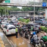 Banjir 10 Cm di Jalan Letjen Suprapto Jakpus, Arus Lalu Lintas Tersendat di Jalur Lambat