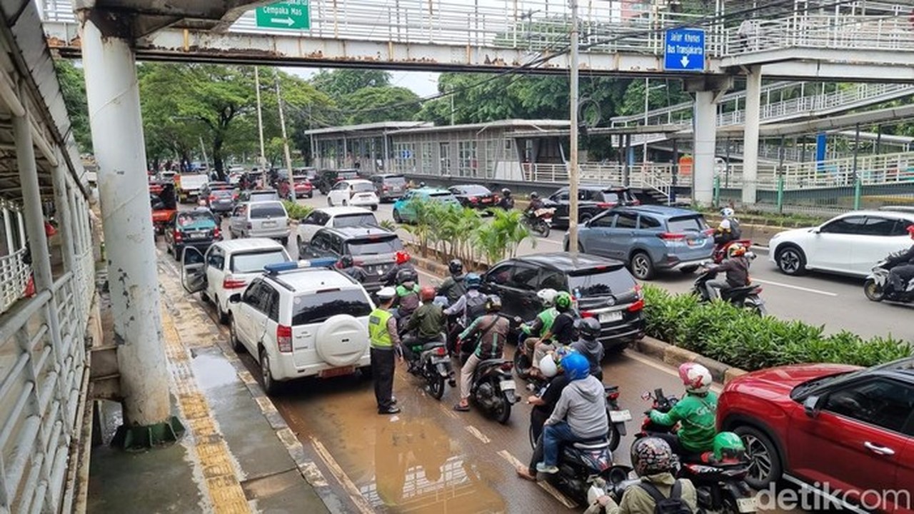 Banjir 10 Cm di Jalan Letjen Suprapto Jakpus, Arus Lalu Lintas Tersendat di Jalur Lambat Banjir 10 Cm di Jalan Letjen Suprapto Jakpus, Arus Lalu Lintas Tersendat di Jalur Lambat
