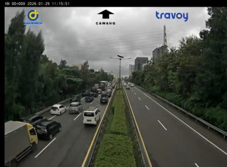 Arus Kendaraan dari Cikampek dan Jagorawi Padatkan Lalu Lintas Cawang Arus Kendaraan dari Cikampek dan Jagorawi Padatkan Lalu Lintas Cawang