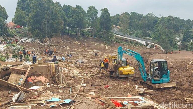 Longsor Cisarua: 53 Tewas Dievakuasi, 27 Warga Masih Hilang dalam Pencarian Longsor Cisarua: 53 Tewas Dievakuasi, 27 Warga Masih Hilang dalam Pencarian