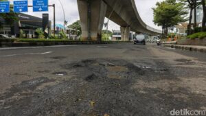 Gubernur DKI Jakarta Perintahkan Penambalan Jalan Berlubang Imbas Hujan Secara Sementara