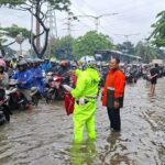 Banjir Daan Mogot Lumpuhkan Lalu Lintas, Pengendara Motor Nekat Lawan Arah
