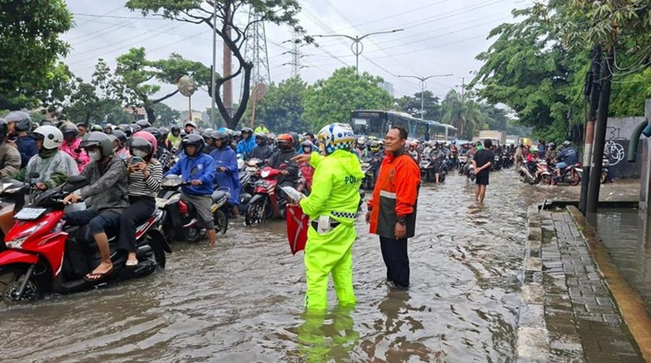 Banjir Daan Mogot Lumpuhkan Lalu Lintas, Pengendara Motor Nekat Lawan Arah