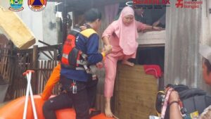 Banjir Bekasi Meluas, Air Capai 1,5 Meter, Warga Rentan Dievakuasi