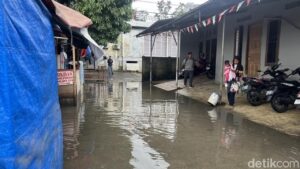 Banjir di Depan Stasiun Rawa Buaya Jakarta Barat Mulai Surut, Kondisi Siang Ini