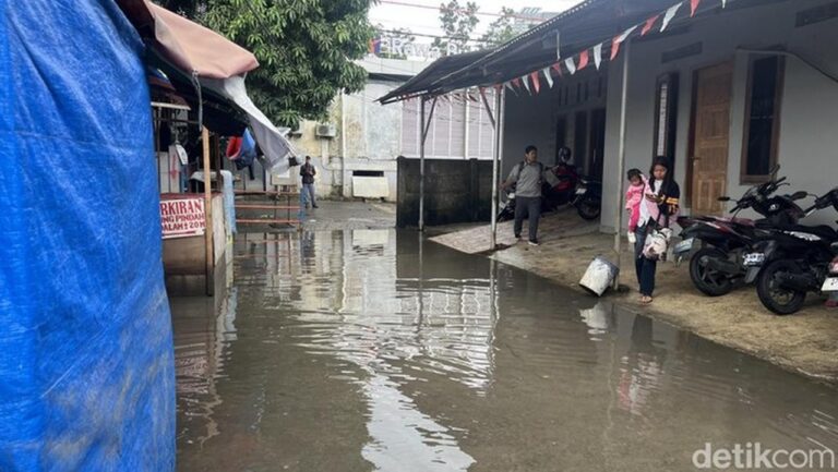 Banjir di Depan Stasiun Rawa Buaya Jakarta Barat Mulai Surut, Kondisi Siang Ini