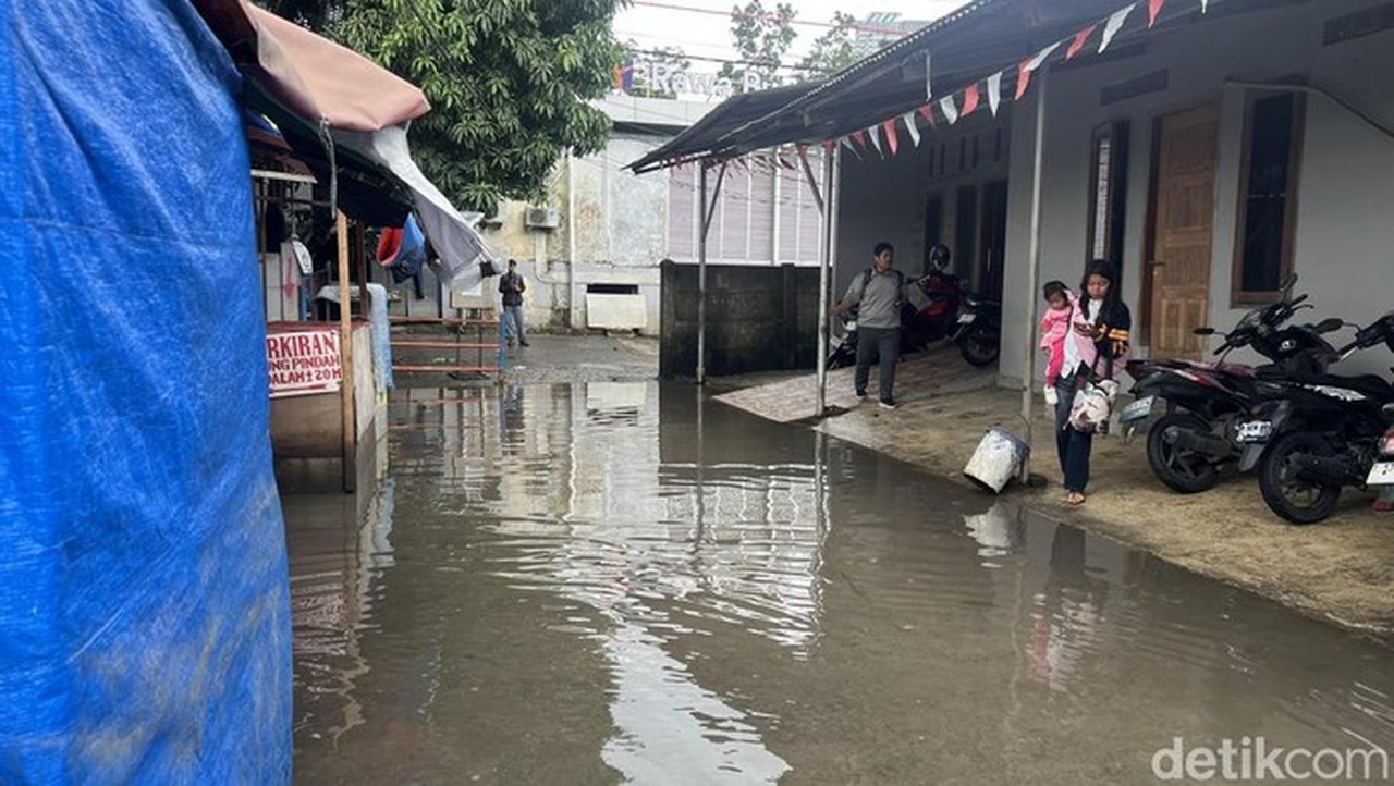 Banjir di Depan Stasiun Rawa Buaya Jakarta Barat Mulai Surut, Kondisi Siang Ini
