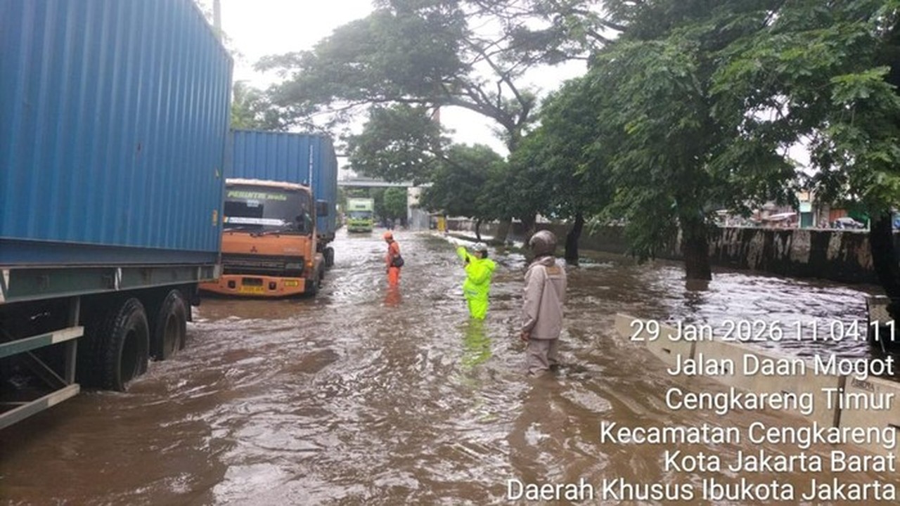 Jalan Daan Mogot Terendam Banjir 60 Cm, Kendaraan Roda Dua Terpaksa Berhenti