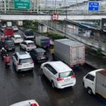 Genangan Air Setinggi 40 Cm di Daan Mogot, Lalu Lintas Arah Cengkareng Tersendat Parah