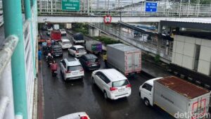 Genangan Air Setinggi 40 Cm di Daan Mogot, Lalu Lintas Arah Cengkareng Tersendat Parah