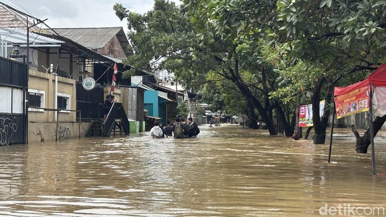 Banjir 80 Cm Kembali Landa Jalan Duta Kranji Bekasi Akibat Hujan Deras dan Luapan Kali