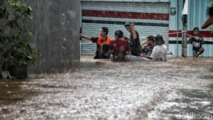 Cipinang Melayu Terendam Banjir Akibat Luapan Kali Sunter, Ketinggian Air Capai 130 Cm